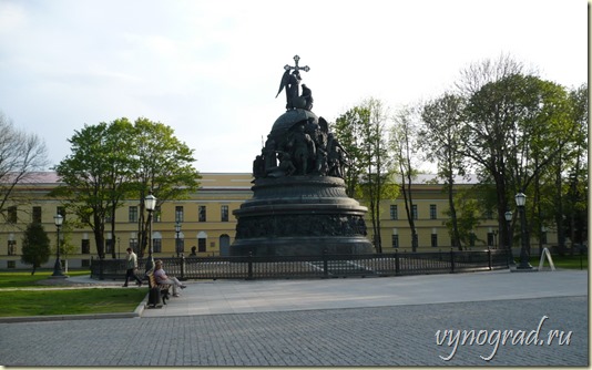 На этой авторской фотографии запечатлён Памятник Тысячелетию России в Великом Новгороде, стоящий вновь на своём исконном месте...
