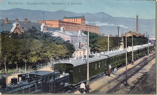 Здесь на старинной фотографии запечатлён поезд-экспресс у железнодорожного вокзала в прежнем Новороссийске...
