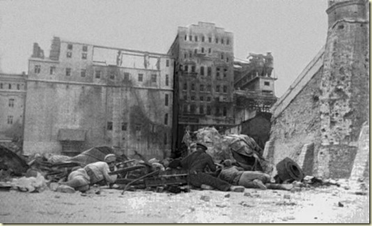 На этом снимке времён Великой Отечественной войны заснята Оборона Новороссийска, которая длилась 393 дня, с 19 августа 1942-го по 16 сентября 1943-го