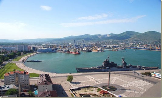 На снимке показано, что город-порт Новороссийск удобно расположился на черноморском побережье вокруг Цемесской бухты...