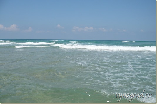 На фотографии - мягкие волны Средиземного моря в Нетании... А ссылка - Напоминание...