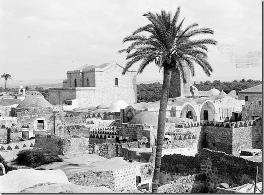 Старинный чёрно-белый снимок города Лидда. Ссылка-напоминание о древности и статусе этого города...