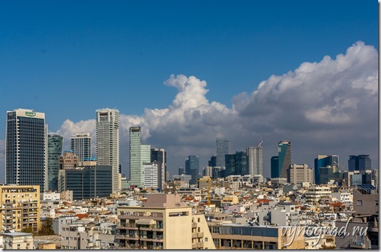 На фотографии - современный Тель-Авив. Ссылка-напоминание, что он город деловой, небоскрёбный, колоритный...