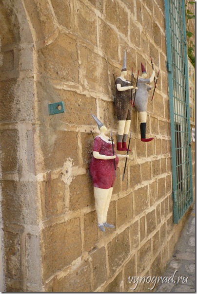 На фото и по ссылке - забавные фигурки, и такие необычные украшения можно увидеть на стенах города...