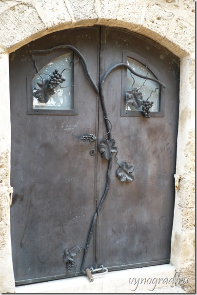 Фотография художественно исполненных кованных ворот. Ссылка-напоминание, что в городе Яффа даже ворота домов сделаны талантливо и искусно...