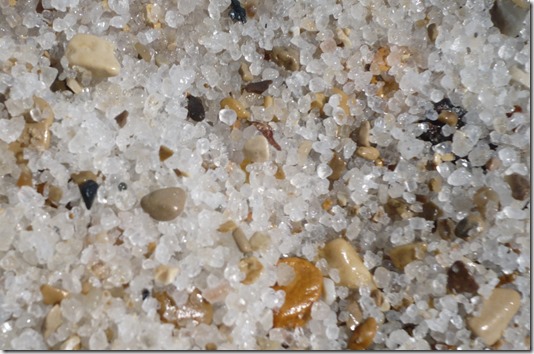Ссылка-напоминание о том, что в Мёртвое море лучше не заходить босиком, чтобы не порезаться покрывающими дно острыми кристаллами соли