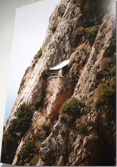 Монашеский скит на отвесной афонской скале. Фото Костаса Асимиса. Ссылка-напоминание