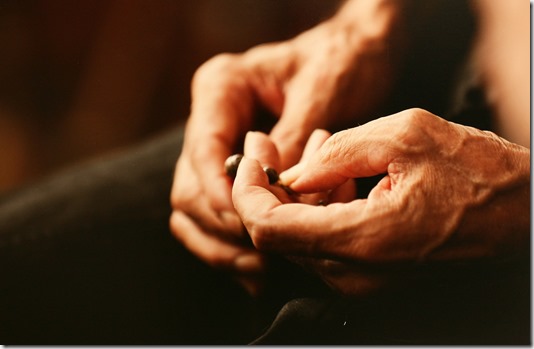 Фото Костаса Асимиса. Руки монаха... Ссылка открывает Очерк *Много Веры, Много Любви... или, тяжело ли жить по Евангелию 