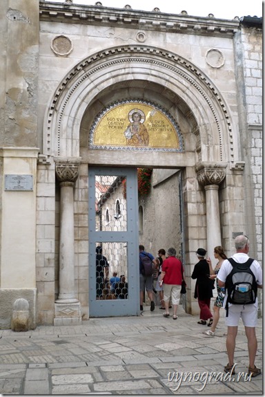 Ссылка-напоминание о том, что над входом в Евфразиеву Базилику написано по-латыни *Я есть Дверь. Кто Мною войдёт, тот спасётся