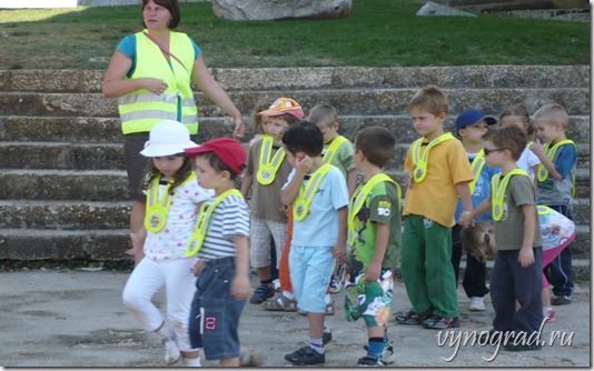 В Хорватии, когда Ребятишки на прогулке - их Безопасность прежде всего! Ссылка этого фото ведёт в Очерк *Отдых в Хорватии
