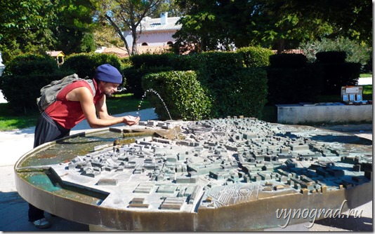 Ссылка-напоминание о том, что питьевой фонтан в центре Пулы выполнен в виде макета этого прекрасного города